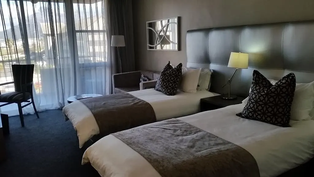Lagoon Beach Hotel & Spa Cape Town 4*,