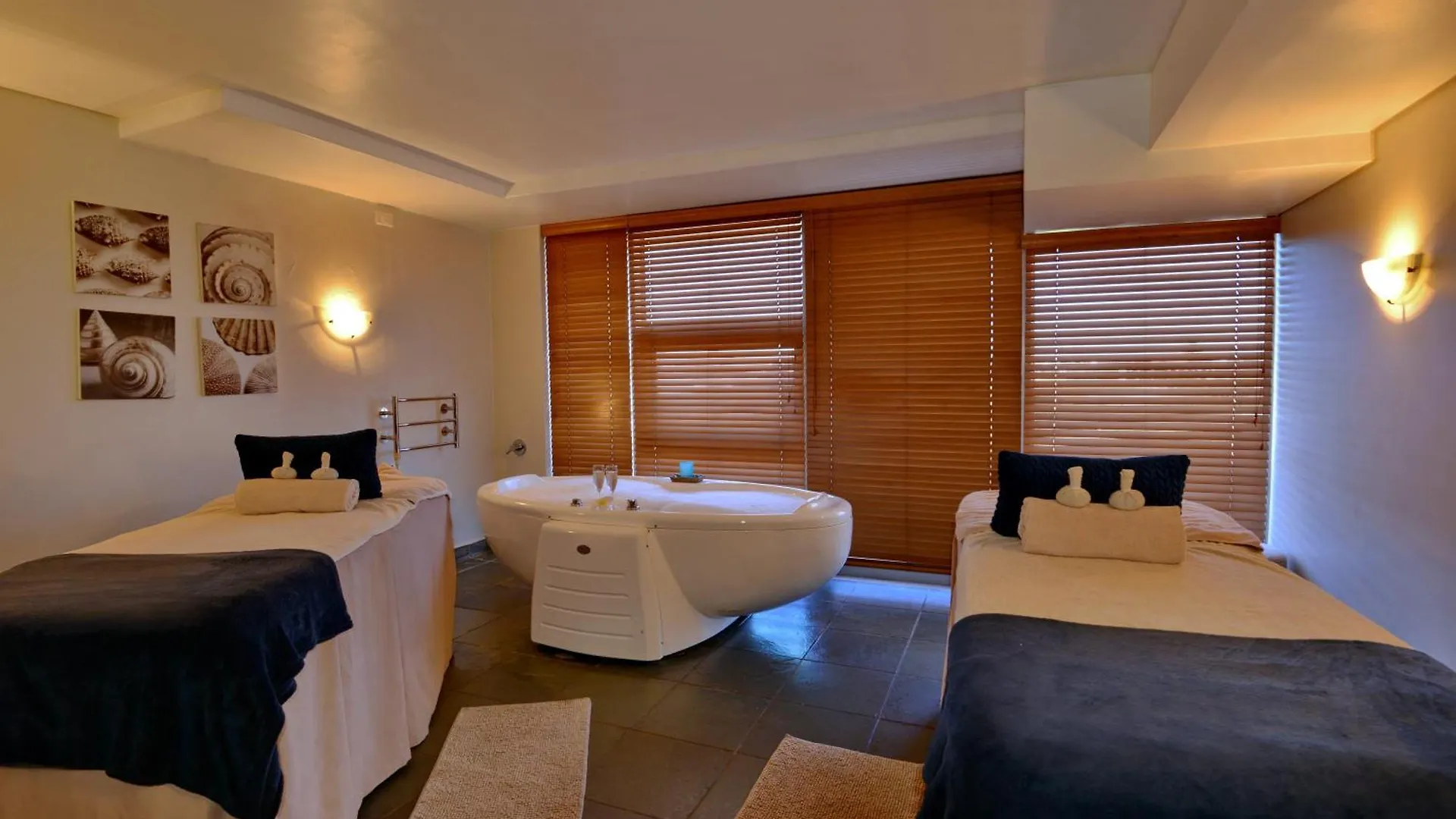 Lagoon Beach Hotel & Spa Cape Town 4*,